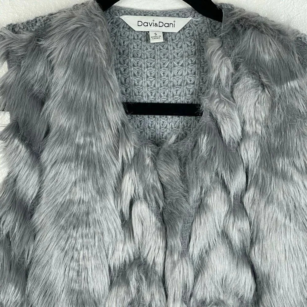 Davi & Dani Sweater Women's Sz S Vest Faux Fur Lined Open Front Knit Back Gray - Picture 4 of 9